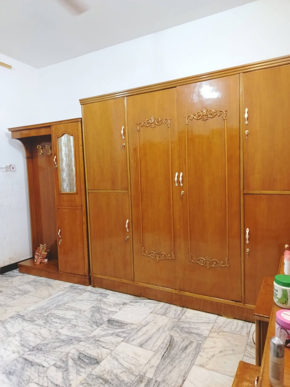 غرفة نوم تسكام صاج داخل وخارج شغل ثقيل ضهر جرجوبه خمسه ملم استعمال قليل مابيها اي ضرر مكاني حلة حي الجزائر ***********.    ***********
