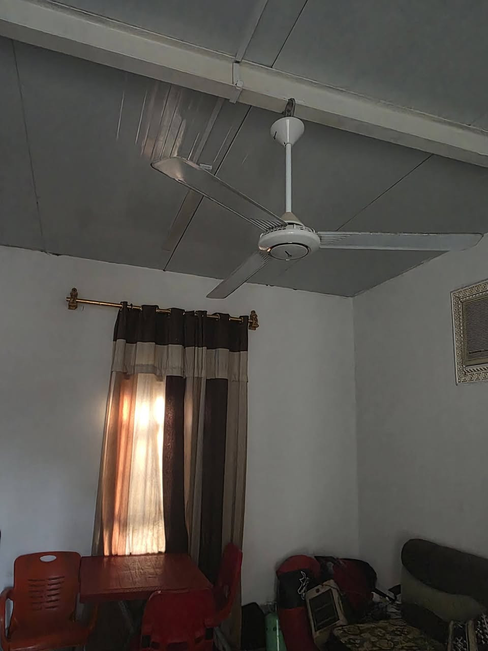 السلام عليكم عندي بيت  تجاوز للبيع  في المعقل قرب مدرسة المعقل الابتدائي ١٧٥ م ٢ غرف هول ستقبال ٢ حمام  مطبخ سيراميك سقف سندويج ارظي سيراميك بيت مرتب بنا ٢٠٢٠ السعر ١٣ مليون ومنطق تمام وجيران زينين وماك ع اي ازالا ***********
