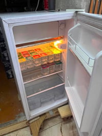 ثلاجه صغيرة • بيها مجال • واتس