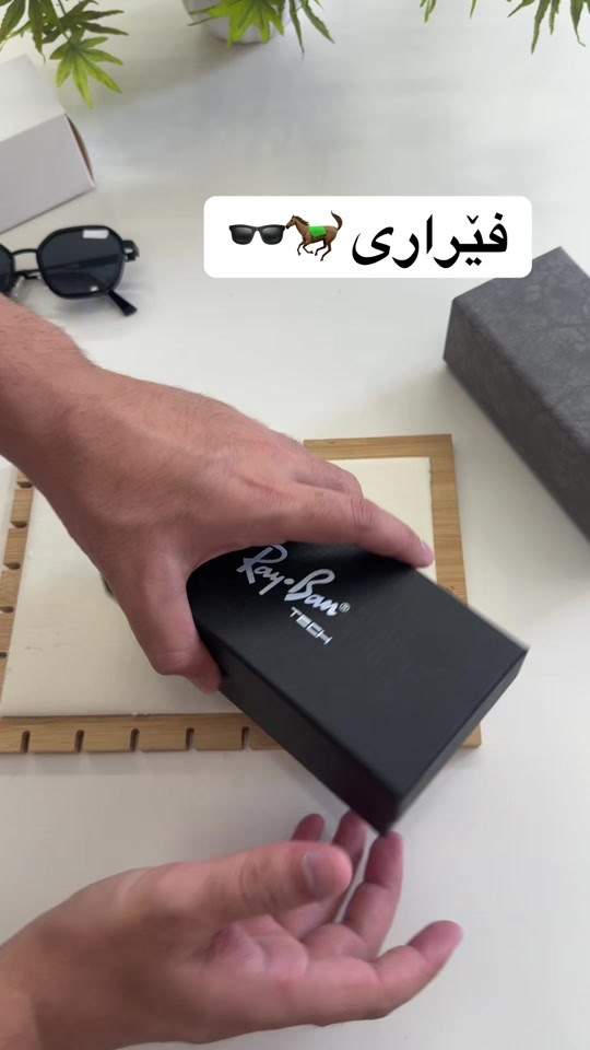 

نص مكتوب في الصور:
- فيرارى