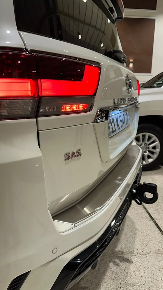 السلام وعليكم
---
*🚘 للبيع أو المراوس*

*لاندكروزر 2024 - SAS Limited أصلية*
📍 *الممشى:* 32,000 KM

✅ السيارة مكفولة كفالة عامة من كلشي
⚠️ *الملاحظة:* فقط رصعة بسيطة جداً بالباب الخلفي الصدر، مسحوبة سحبة بسيطة جداً.
🔹 باقي السيارة مكفولة كفالة عامة.

📍 *الموقع:* بغداد – النهضة
📞 *للاستفسار:* ***********
