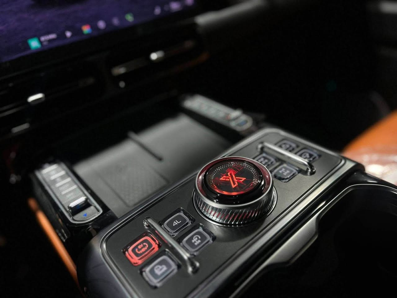 جيتور G700 بريميوم (بلك-إن هايبرد)✅

الموديل : 2027 (مواصفات خليجية )
العداد : صفر كيلو متر
المحرك: 4 أسطونات 2.0L  تيربو 904 حصان حقن مباشر + محركين كهربائية
عزم الدوارن (نيوتن-م) : 1135
ناقل الحركة:  أوتوماتيكي مخصص لنظام الهايبرد 2DHT
نظام الدفع : نظام دفع رباعي -  موتور ثنائي
المدى: بشحنة كهربائية وتعبئة وقود كاملة يصل إلى 1000 كم (WLTP)
سعة البطارية كيلووات/س: 34.13
نظام التعليق : نظام تعليق هوائي (جكات) + تحكم بالارتفاع وتحكم مغناطيسي بقساوة نظام التعليق
نظام تعليق متوازي مزدوج (دبل ويشبون)
عدد الركاب: 6 راكب مع مفاعد مستقلة VIP للصف الثاني
الضمان الأساسي وضمان البطارية: 8 سنوات او 300,000 كم ( ايهما اولاً )
ضمان المحرك: 10 سنوات او 1،000،000 كم (أيهما اولاً / للمالك الأول)

المواصفات :

*فتحة سقف بانوراما قطعتين
*ويل الالمنيوم قياس 20 إنج + ويل احتياطي قياس كامل مع غطاء
*دواسات جانبية كهربائية
*جهاز ونظام تعطير السيارة ب3 عطور
*مساعد الاصطفاف الآلي (اوتوبارك (APA
*مانع تصادم امامي وخلفي
*كاميرات محيطية 540 درجة
*حساسات اصطفاف أمامية و خلفية
*نظام مراقبة النقطة العمياء ونظام المساعدة في تغيير المسار
*شاشة LCD لترفيه المقاعد الخلفية في السقف قياس 17.3 انج
*شاشة عرض ترفيهية قياس 15.6 انج
*شاشة عريضة لمعلومات القيادة 35.4 انج
*شاشة تحكم لمس خلفية بالمكيف قياس 8.8 انج 
*مقصورة الركاب من جلد النابا الطبيعي
*مقاعد امامية وخلفية مبردة
*مقعد السائق والراكب كهربائي مع تدليك (مساج) وذاكرة ووظيفة الترحيب
*مسند لساق الراكب وازرار إضافية للتحكم من الصف الثاني
*مقاعد الصف الثاني تحكم كهربائي + تدليك (مساج) + مسند للساق
*طاولة قابلة للطي خلف مقعد الراكب في الصف الثاني
*مقاعد الصف الثالث قابل للطي كهربائيا
*نظام تكييف ثلاثي المناطق
*إضاءة داخلية محيطية متعددة الألوان
*نظام تسجيل الرحلات DVR
*الصندوق شفط وبالبصمة
*نظام صوتي فاخر ليكسيكون من هارمن 18 سماعة، مضخم صوت 900 واط
*نظام ابل كاربلاي واندرويد اوتو لاسلكي
*شاحن للجوال لاسلكي 50 واط
*نظام أوامر وتحكم صوتي
*قفل/فتح النوافذ والبانوراما بالبصمة
*مصابيح أمامية وخلفية أوتوماتيكية LED مع مصابيح نهارية والتكييف التلقائي مع الضوء القريب والبعيد
*المرايا الجانبية قابلة للطي كهربائياً ومدفئة
*خاصية إغلاق نوافذ وفتحة السقف عن بعد ودخول ذكي (بصمة)
شركة الفرس الأبيض لتجارة السيارات_ بغداد معارض البياع-الشارع المميز -مجاور سونار البياع 📍

☐ 📞 للتواصل :

☎️*********** 
☎️*********** 
☎️***********
☎️***********
