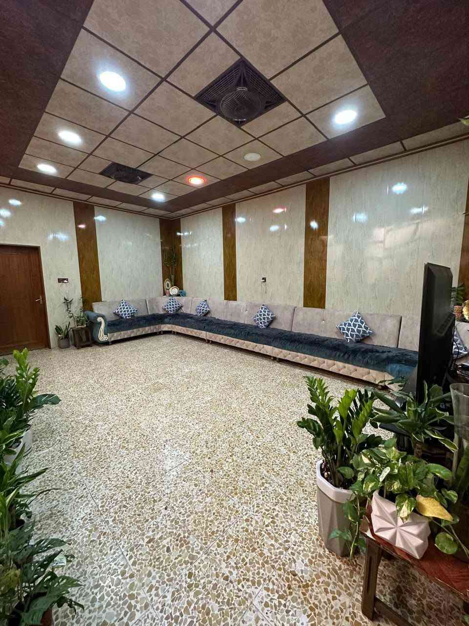 🌸بيت للبيع في كراج الكوير🌸
🌸مساحة 200 متر واجهة 10 متر🌸
 ▫️سند طابو ملك صرف ▫️
البيت عبارة عن 

⚫️طابق الاول : 3 غرف نوم وهول ومطبخ واستقبال وصحيات و2 مخزن

⚫️طابق الثاني : غرفتين نوم وصحيات ومخزن 

 السعر  خاص 
الرقم ***********
