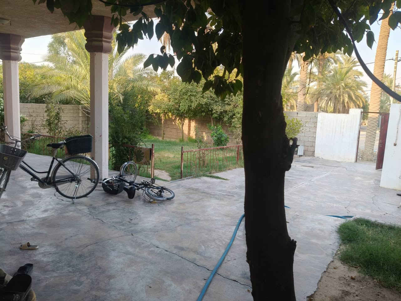 دار للبيع الهرونية منطقة أمام طالب
يتكون من غرفة نوم 2+ استقبال+هول+مطبخ+مجمع درج) مي مجارج كهربا  كامل من كل شي ‏(حديقة )ممرات داير البيت للتواصل‪***********‬
