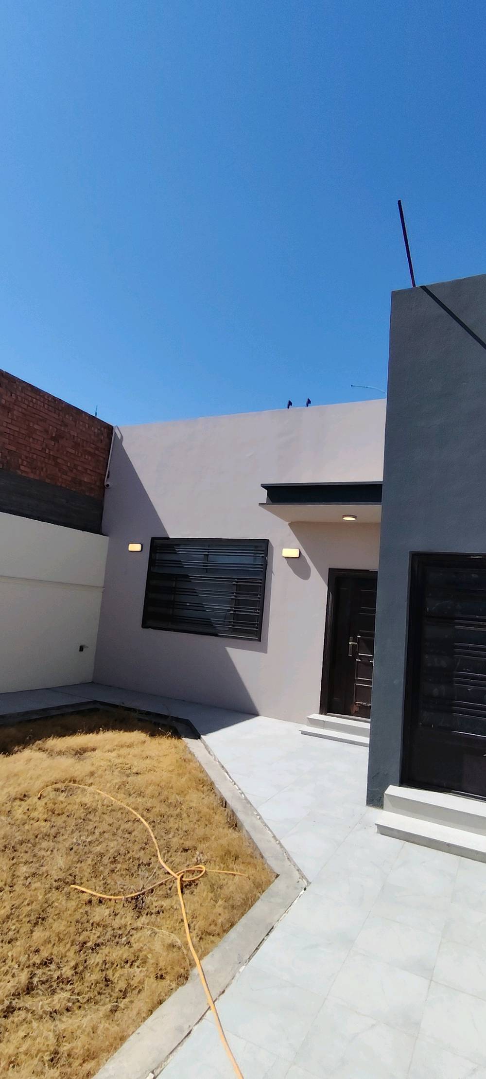 بيت للإيجار بمجمع السلطان السكني
المساحة ٢٠٠م طابقين ٤ غرف نوم
مؤثث بمطبخ حديث ومنظومة ماء ارو ومنظومة طاقة شمسية وبي سبالت انفيرتر حسب الاتفاق