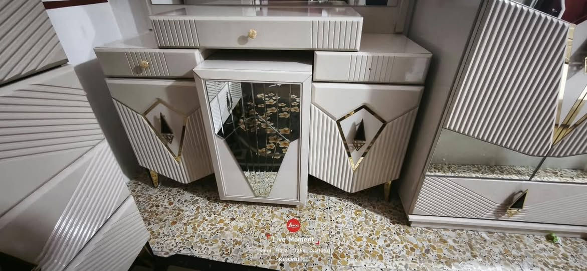 غرفة نوم ايطالي مسمى 
موديل ٢٠٢٢ نضيفه كلش
كنتور 6ابواب.                                     بغداد
جربايةمع مخزن مخفي
شازلون +ميز مكياج (تواليت)
مراية عمودية +ميز مجرات
بيها اضرار خفيفه مو بلخشب ولا بلجام مكفولات والابواب هم ولمجرات هم بس بعض ملاحضات خفيفة
اكرر موديل٢٠٢٢يعني حديثه مابيها اي نقص
السعر١١٠٠وبيها مجال 
للتواصل*********** عدد القطع 9
