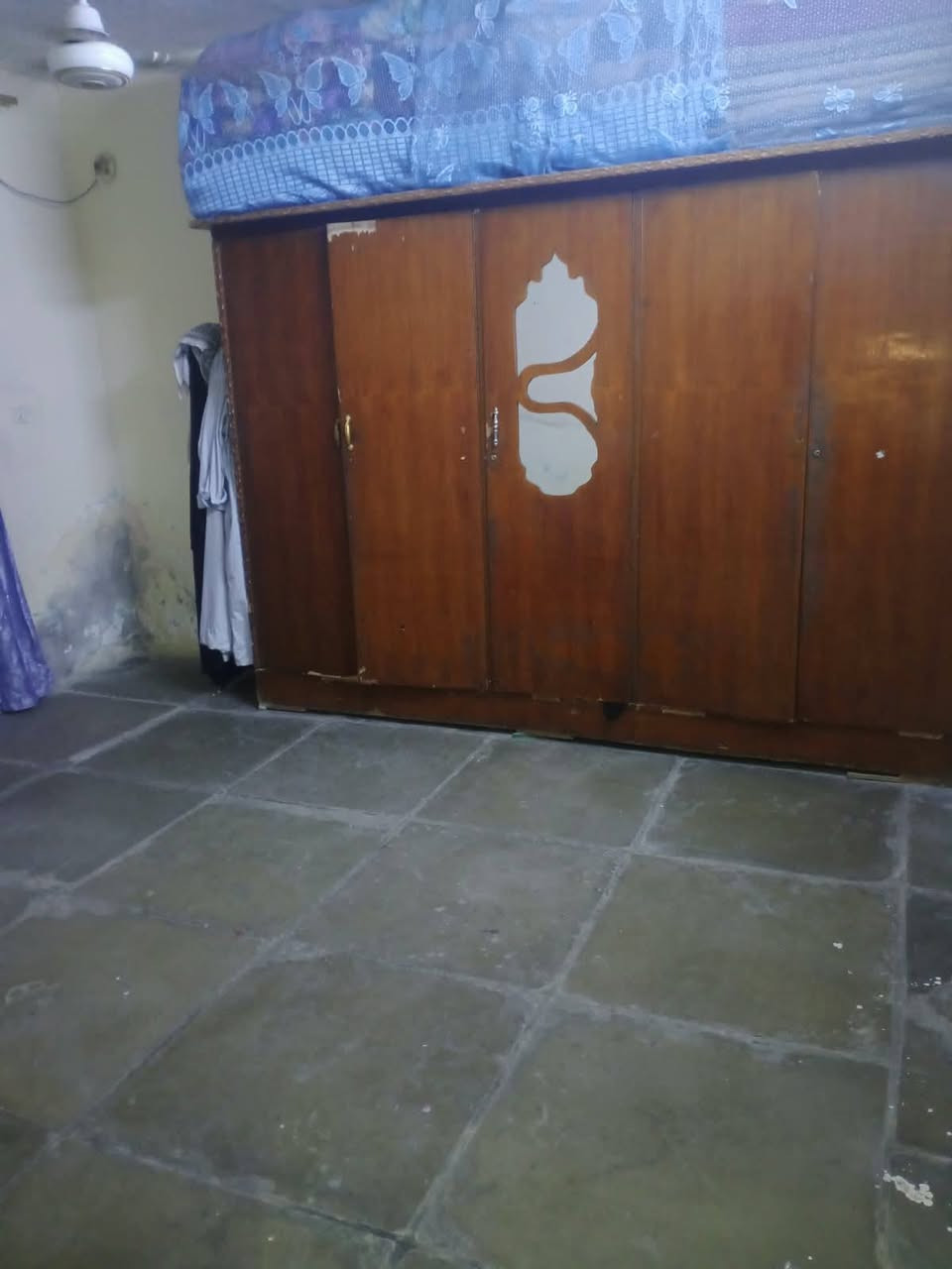بيت لبيع بغداد حي نصر  مساحه 150متر طابو صرف لبيت حالين مسوينه مشتملين كامله فوك جوه مكان لوله قرب جامع الامام المهدي فرع المسدود مقابل الصوره مال السيد تواصل على رقم***********
