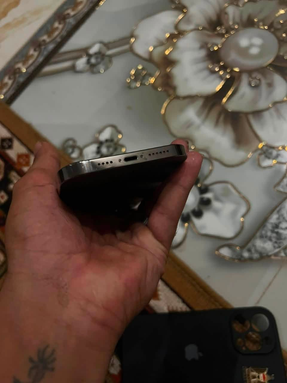 السلام عليكم 
ايفون 13 برو ماكس كفاله مامفتوح برغي بطاريه 83 بلادي لامرفوعه ولا مبدله نضافه واحد على واحد للبيع السعر 725قفل مكاني الغراف تواصل ‭***********
