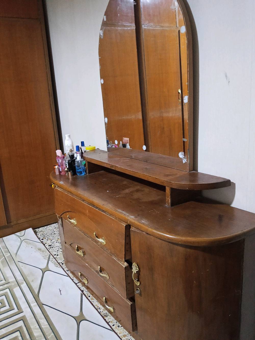 نجارة عراقية • مستعملة • نظيفة ٧٠٪
