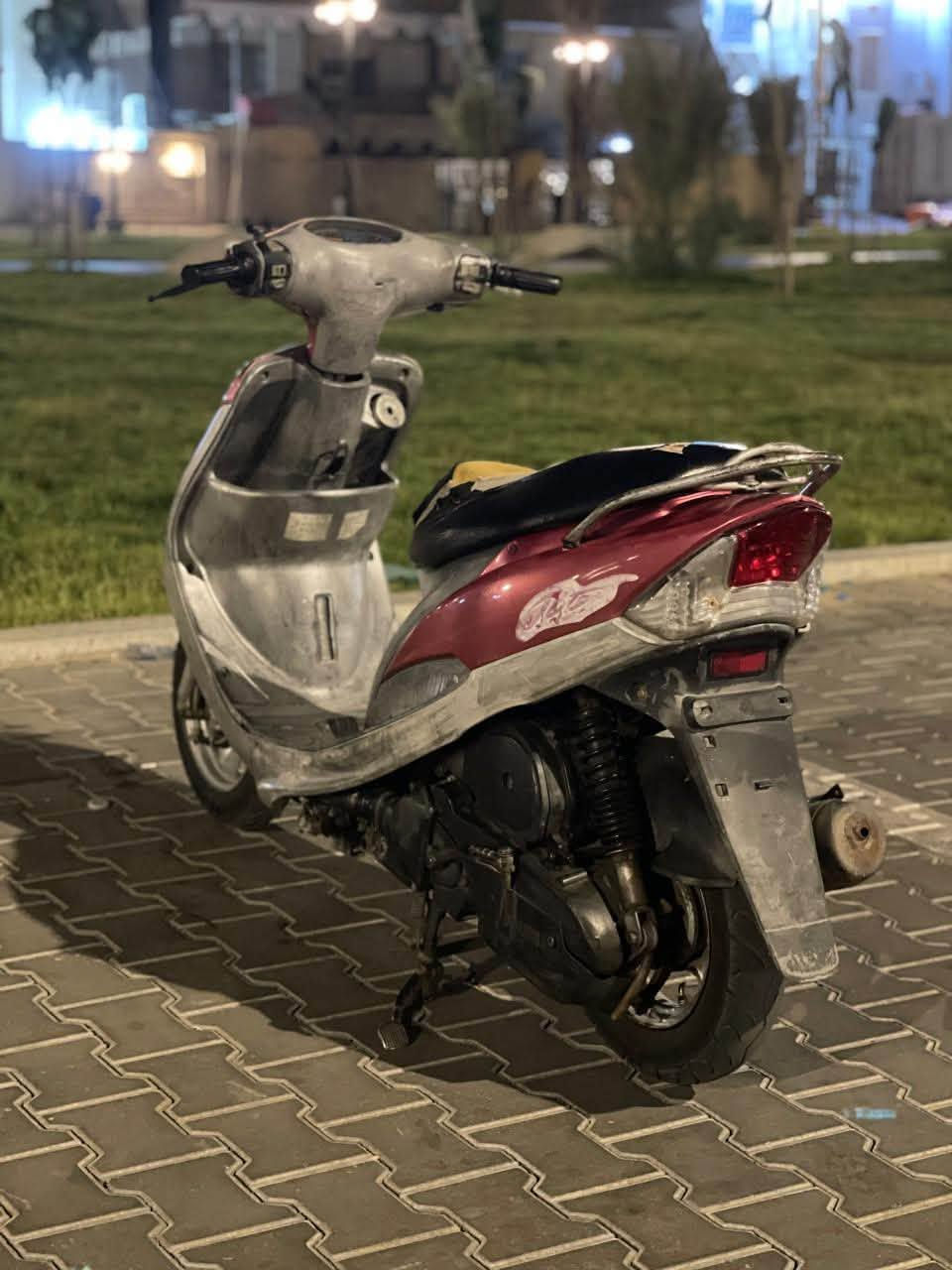 دراجة باله مو تجاريه انا منزلها بيدي من الحاويه بس مكينتها مفتوحة هناك مفتوحة وشلعة ومشي كهربائيات شغالة باتري جديد كيج بانزين يشتغل حتى الكفر الكدام موجود مال لايت ب600 وبيها مجال مكاني الجنينة ***********
