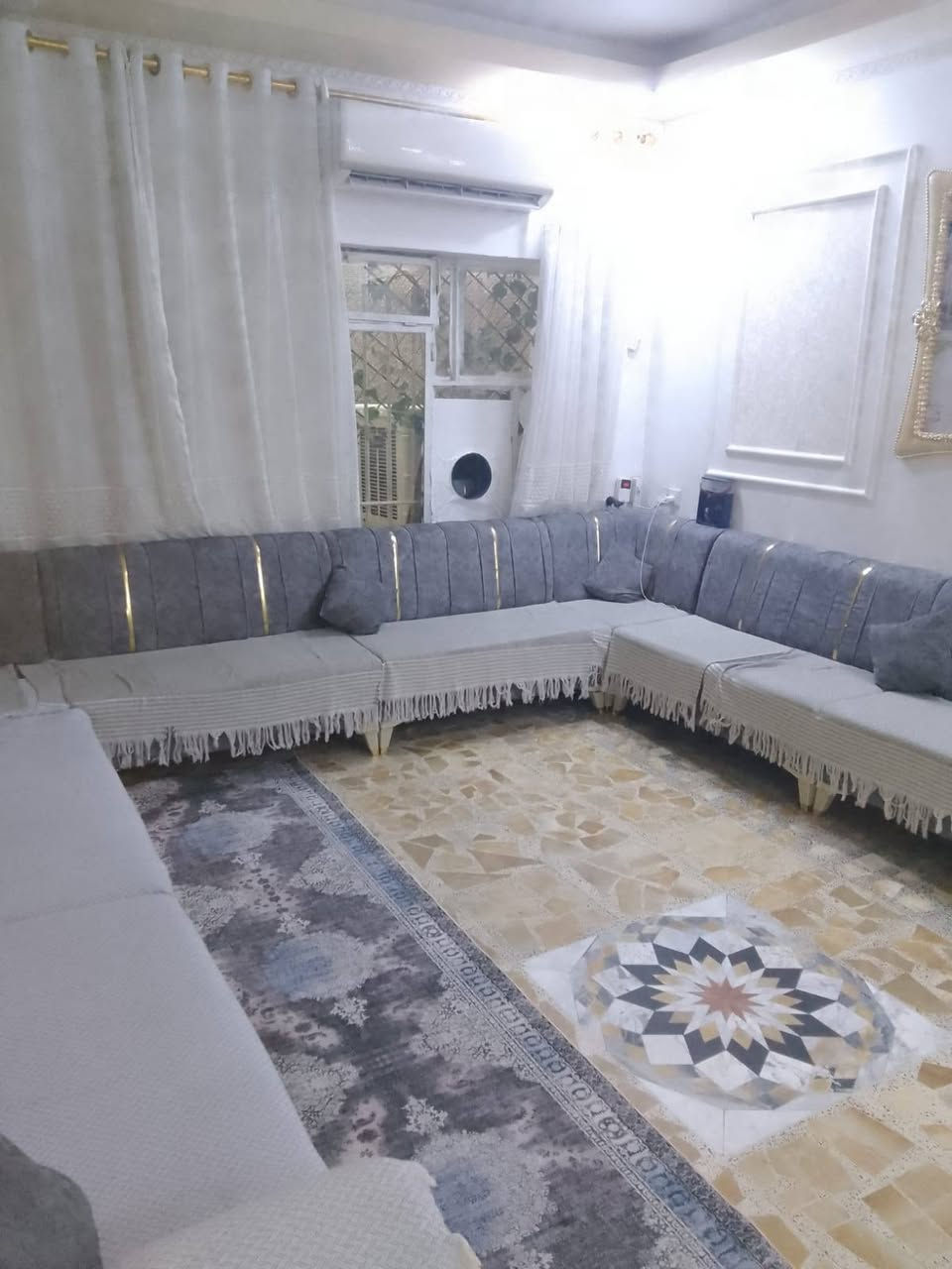 السلام عليكم بيت للبيع طابو صرف منطقة الامين سكينة وكريات خلف جامع الرحمن مباشرة  تفاصيل البيت مساحته 300والواجه 12  البيت نضيف ويحتوي على مشتمل خارجي تابع للبيت  طابقين البيت والمشتمل  للاستفسار اكثر ***********
