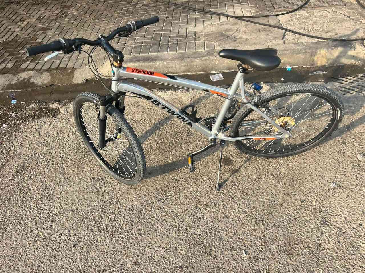حيث
تمام تتدلل 💪

*مواصفات البايسكل BTWIN:*
- *النوع*: بايسكل جبلي / Mountain Bike
- *الماركة*: BTWIN اصلي
- *الهيكل*: المنيوم خفيف فافون
- *الويلات*: 26 انش
- *السرعات*: 21 سرعة 
- *الدبلات*: امامي + خلفي
- *الحالة*: نضيف بدون اي نقص، جاهز للاستخدام

---

*الاعلان النهائي:*

---
*للبيع بايسكل BTWIN اصلي* 🚴🔥

*المواصفات:*
- هيكل المنيوم فافون خفيف
- 21 سرعة دبل امامي وخلفي
- ويلات 26 انش
- نضيف 100% بدون اي نقص
- جاهز الرياضه والاستخدام اليومي والطلعات

*المكان*: البصرة
*السعر*: 180 الف دينار *وقابل للتفاوض*
*للاستفسار*: 
***********0
(للبيع او المراوس)
