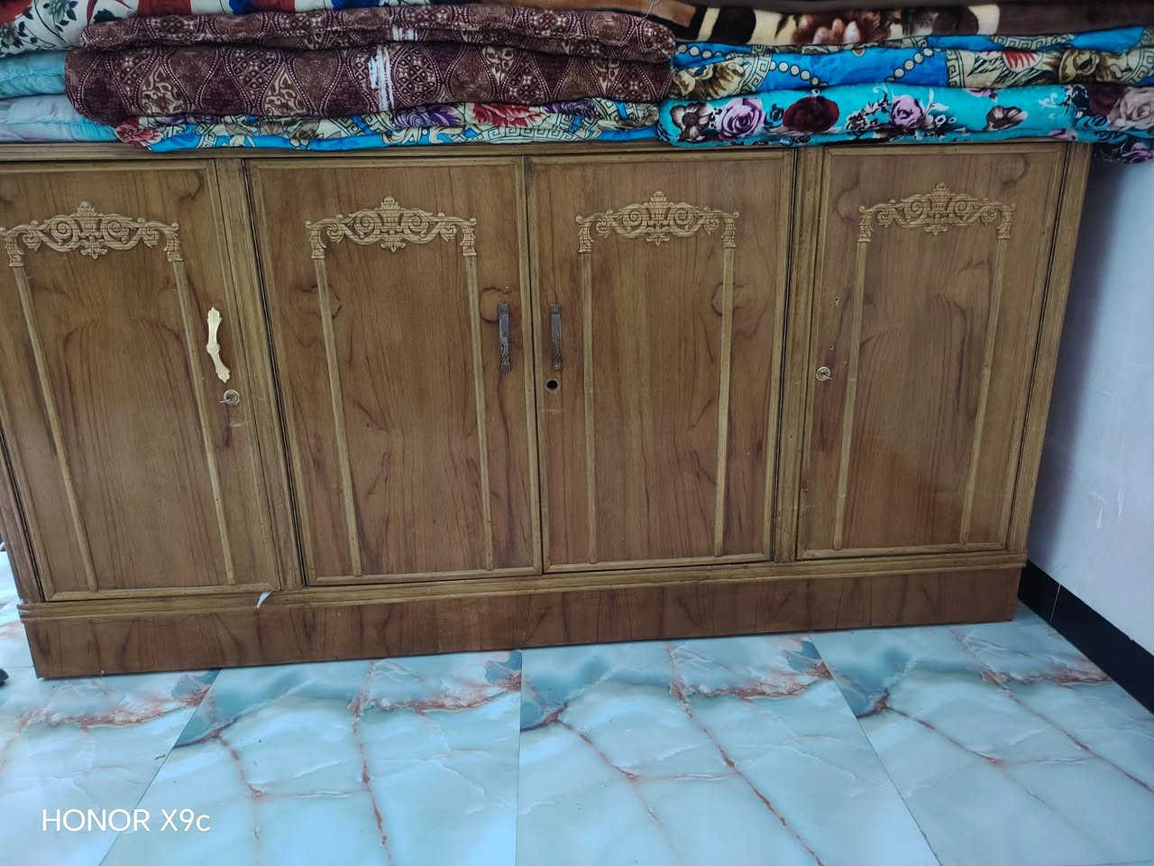 كنتور ٦ بيبان وبوفيا اربع بيبان نضيفات كلش عوزهن بس قفاله البوفيه و مكان كربلاء سعر٦٠٠ ***********

نص مكتوب في الصور:
- HONOR X9c