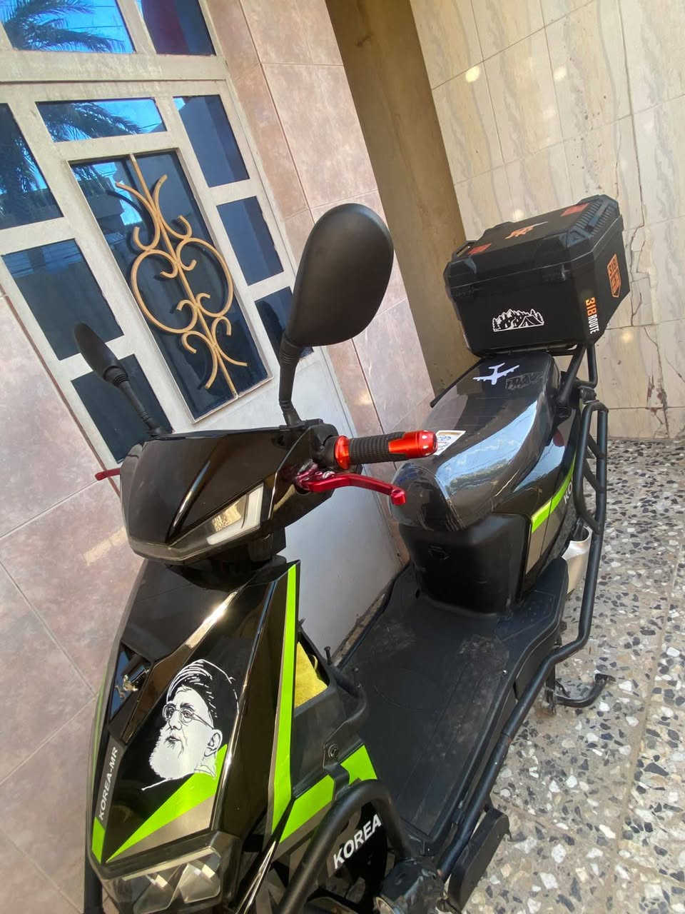 السلام عليكم
دراجه شحن سكنس MR للبيع 
المواصفات:  
نضام r بك 
نضام P بارك 
 نظام حماية مانع سرقة 
 نظام مانع انزلاق 
الكير 4 نمر 
ملف 3000
6 بطاريات 
تشغيل كارت. سويج. عن بعد. 
مدرعه بالكامل 
دراجه وياهة خوذة وصندوق 
اوارقهة موجودة 
ماشية 300Km  بعدهة جديدة
السعر 850 وبيهة مجال بسيط
رقمي ***********
مكاني بغداد الامين الثانية
