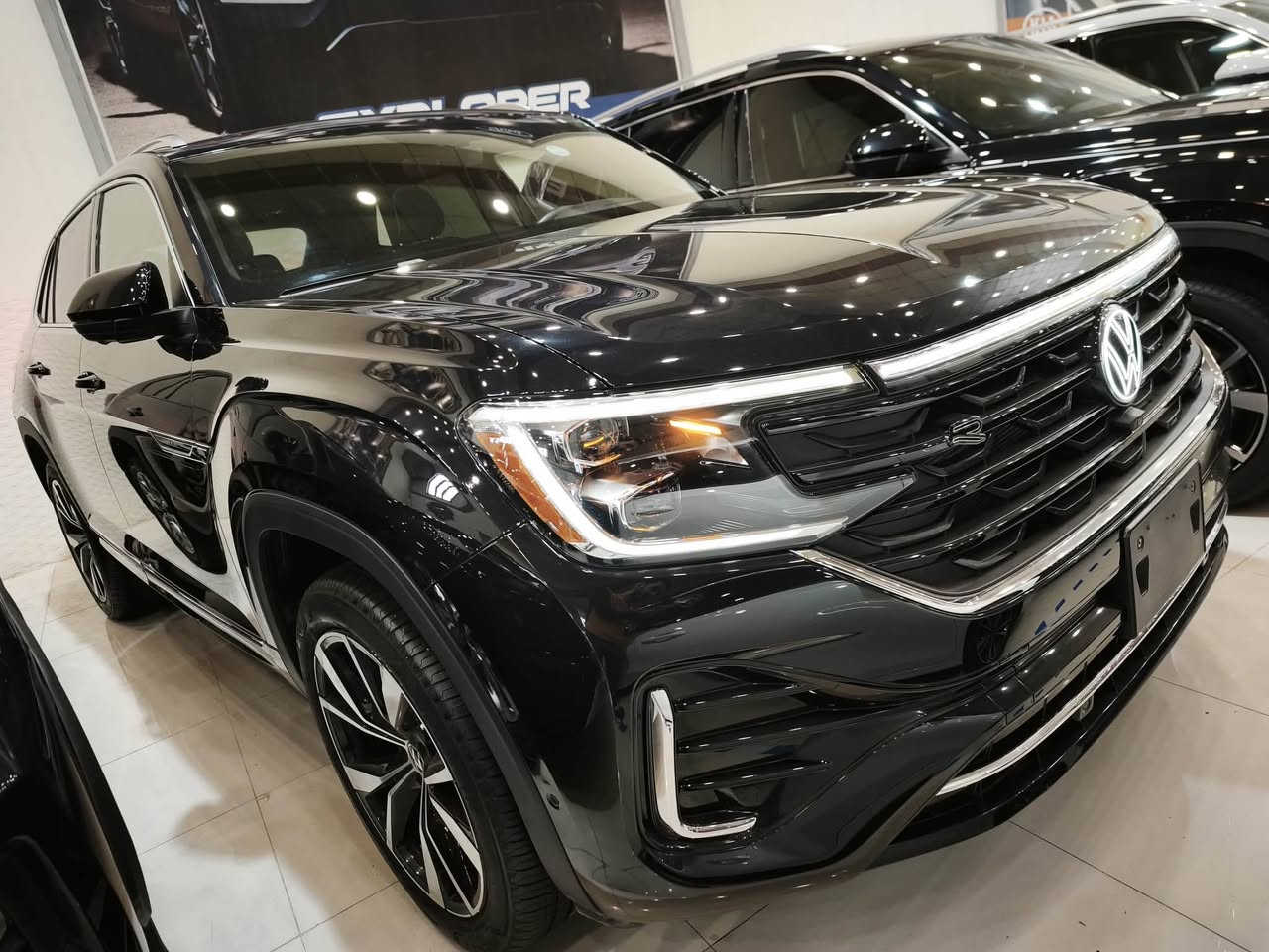 Volkswagen Atlas cross sport SEL Premium R-Line 2025مودیل
عداد المسافة : 13 الف مایل 
السیارة بدون صبغ و تبدیل 

اعلی المواصفات  SEL premium Rline 1/1 :
سقف بانوراما
داتاشو 
بصمة تشغيل
بصمة أبواب
تشغيل عن بعد (Remote Start)
صندوق شفط كهربائي
رادار أمامي (تحديد مسار)
رادار جانبي (نقاط عمياء)
رادار خلفي (تحذير من الاصطدام)
كاميرات محيطية 360°
سستم سماعات FENDER
تحكم وضعيات القيادة Drive Modes 
اوتو بارك Auto Park
تبريد مركزي لمس
كشنات ميموري
كشنات جلد
کشن تدفئة و تبرید
هاند بريك بصمة
Android Auto 
Apple Car Play 
مانع انزلاق+ABS
شاشة كبيرة لمس
حساسات خلفية+ كاميرا 
تحكمات استيرن
اوتو ستارت Auto start 
اوتو ستوب Auto Stop 
وبقية المواصفات المعروفة
‎‏‎ 
مکان سیارة اربیل
‎‏‎سیارة بدون رقم تترقم شمالي 
‎‏‎‏‎للاتصال والاستفسار
‎☎️کورك ***********

