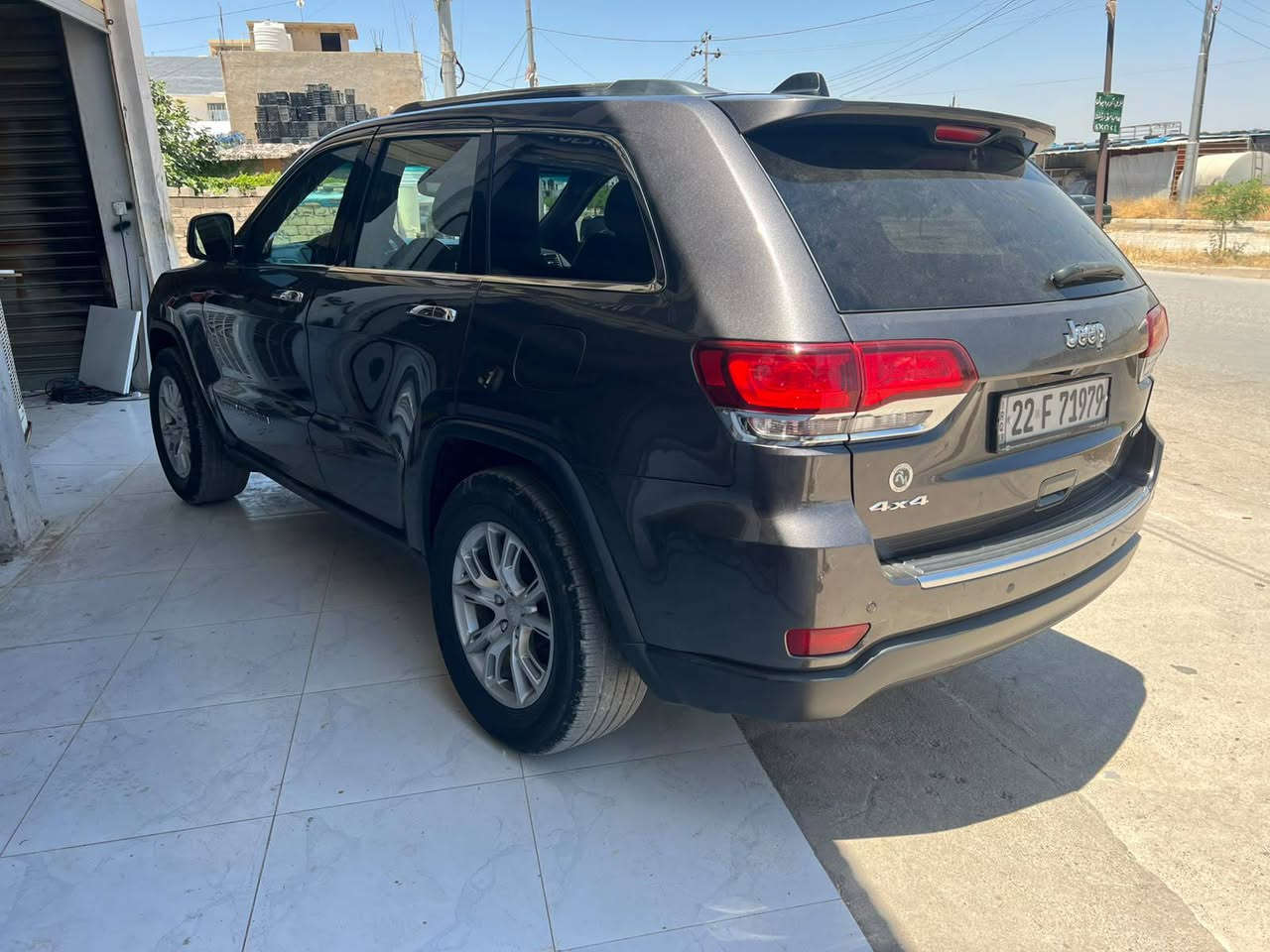 (Jeep Grand Cherokee Limited)  2020   4×4
المحرك: Pentastar V6 بسعة 3.6 لتر تنفس طبيعي
ناقل الحركة: أوتوماتيكي بـ 8 سرعات (TorqueFlite).
المقاعد: جلد فاخر  مع تحكم كهربائي للمقاعد الأمامية  ونظام ذاكرة لحفظ وضعية مقعد السائق
شاشة وسطية تعمل باللمس ‌        ( ***********  )
شحن لاسلكي للهواتف، فتحة سقف
فتح الصندوق الخلفي كهربائياً
المواصفات (الوارد الأمريكي)
كيرو محرك و دواخل و ئيرباك ستيرن و دشبول و كهربائيات و.... وتحويل و وكالة كل كل شرط مال للبيت
صبغ  قطعتین  بدون شواصي شرط بدون ایرباگ 
سعر 183$ 
*********** مكان قضاء بردرش اكر, نينوى
