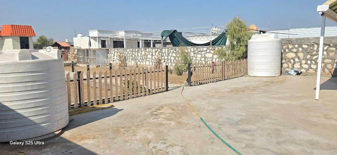مزرعه للبيع🏡 مساحه 700 متر ببها غرفه وصاله ومطبخ وحمامات داخليه وخارجيه تباع معا الثاث كهرباء ماي  منضومه كامرات جاهزه سند 25 مداور عنوان المزرعه ع طريق الدغارة ديوانيه خلف مطعم 🍴 واثق بلمزارع تبعد عن التبليط 150 متر ***********
