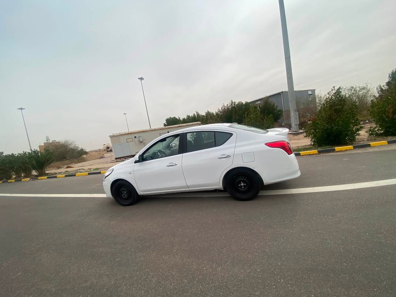 سلام عليكم سياره نيسان لبيع سياره بيه بارد بلباب لخلفي  وجاملغ لمامي بي بارد فقط مابيه شي بعد لبقي شوف لعين مديل 2021 مكان سياره لبصره لحيانيه شراي يتصل ع رقم *********** سعر 95 وبيه مجال
