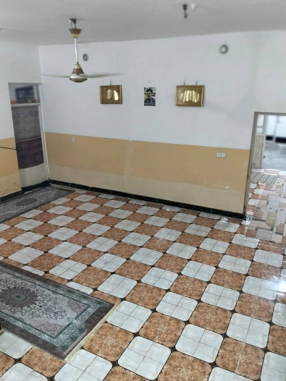 🏠 للبيع دار سكني في موقع مميز – حي الجامعة
🎓 الموقع: قريبة من الجامعة، حوالي 10 دقائق مشيًا

دار سكني مرتبة وجاهزة للسكن، تقع في حي الجامعة – شارع حيدر بن حجي هندي، بموقع هادئ ومميز وقريب من الخدمات والمدارس.

📐 المساحة: 150 م²
الواجهة : 7.5م × النزال 20م.
📜 السند: 25
🏗️ نوع البناء: أساس طابوق، بناء بلوك، إعكادة
🚰 الخدمات: متوفرة
السعر : 50 وبي مجال للشراي 

تتكون الدار من:
• صالة
• مطبخ
• استقبال
• غرفة
• صحيات

✨ الدار مرتبة وجاهزة للسكن ومناسبة للعائلة، وموقعها ممتاز لقربها من الجامعة والخدمات.
 #للاستفسار 
او مراسله الصفحة أو واتساب او الاتصال ع الأرقام التأليه 
   ***********
https://wa.me/message/54I3LYHRG7YFG1
#العفلوگي_للعقار_اكبر_بيج_عقارات_في_الديوانية
#بيت #دار #عقار #ارض #الديوانية
