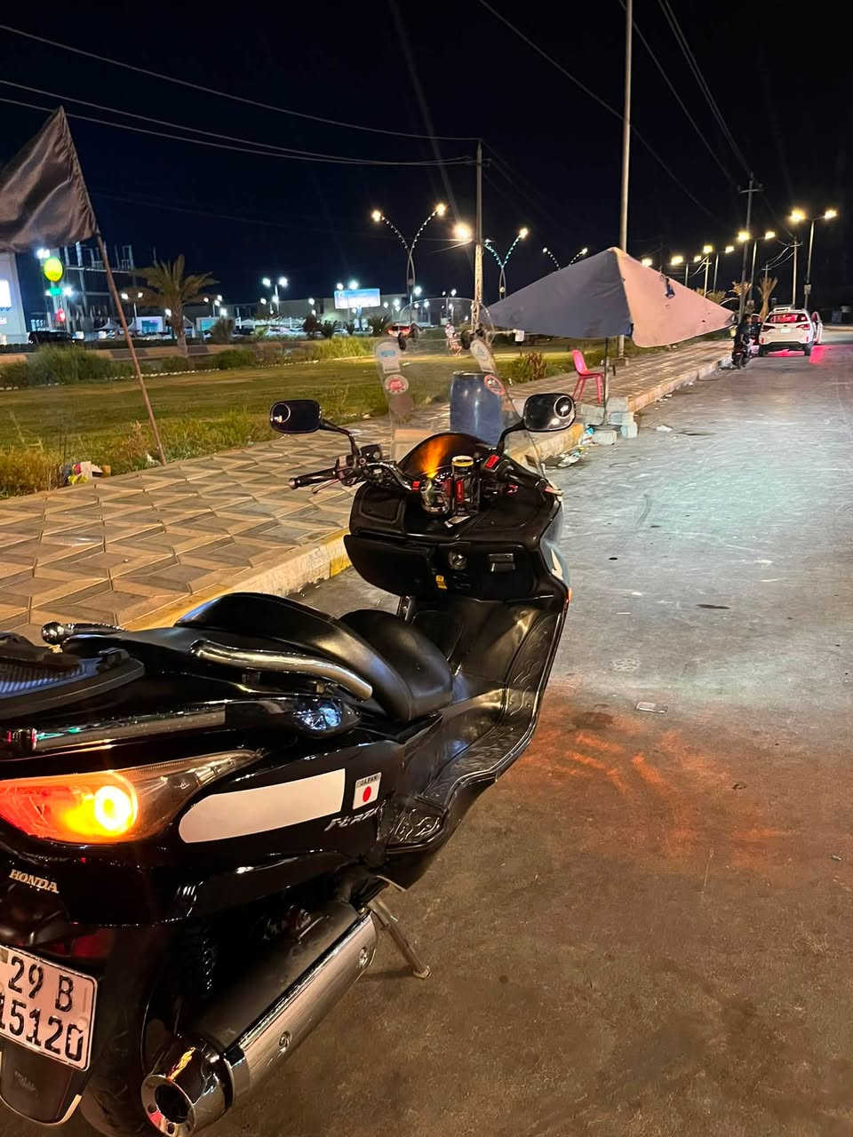 مكينه كفاله تجي تكلب وشوف
رقم واسط مداور نفس اليوم
كهربائياتها كلها شغاله 
منضومه زنون عالي ناصي تعمي
مكاني كوت
***********

