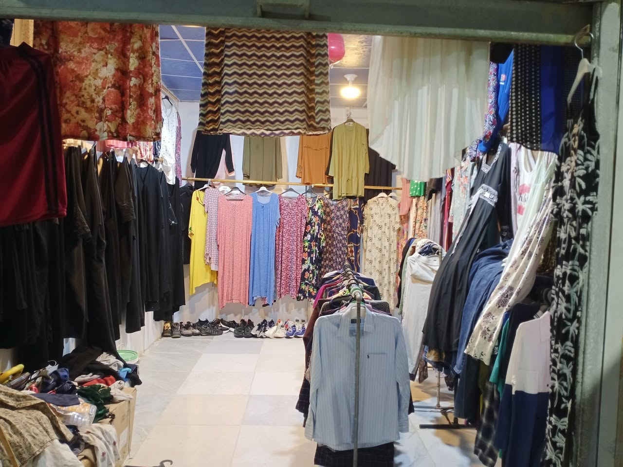 سلام عليكم محل سجاد الطائي سوق الجديد قرب صنعاء القيصريه 2 رقم المحل64سعر الدشداشه4000قميص نسائي3000جبه اولى5000بجامهنسائي 1000قميص رجالي 2000توصيل موجود***********
