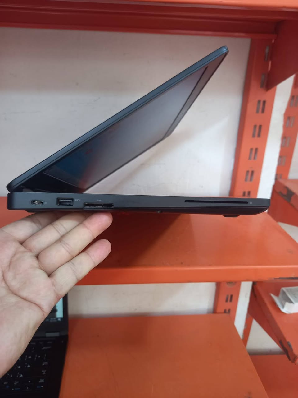 لابتوب دل 5480 dell
المعالج كور اي 5 الجيل 8
الهارد    256    ssd  m.2
الرام 8.  ddr4 
كارت الشاشة  4  شير 
حجم الشاشة  14 
الشاحنة اصلية 
يحتوي على منفذ تايب سي للشحن او نقل البيانات
نظام التشغيل ويندوز 10 عربي انكليزي 
الملحقات شاحنة وجنطة 
السعر  225

***********
***********
يوجد توصيل

متوفر 
تتوفر مجموعة لابتوبات بأسعار مناسبة ومواصفات مختلفة
