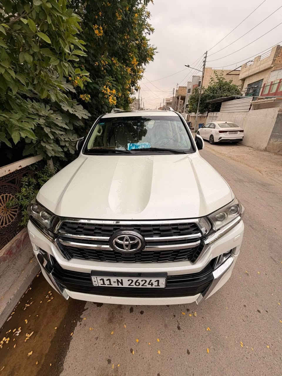 السلام عليكم 
للبيع لاندكروز 2017 
فئة GXR سبشل ادشن 
رقم بغداد تحويل مباشر 
كير محرك كفاله
تبريد كفاله 
صدر جديد 
مكينه V8
تخم تاير جديد 
مواصفات معروفه 
بيها جاملغ خلفي صبغ وحافة البنيد صبغ 
السعر 465 وبيها مجال 
مكاني بغداد حي الجهاد 
***********
***********
