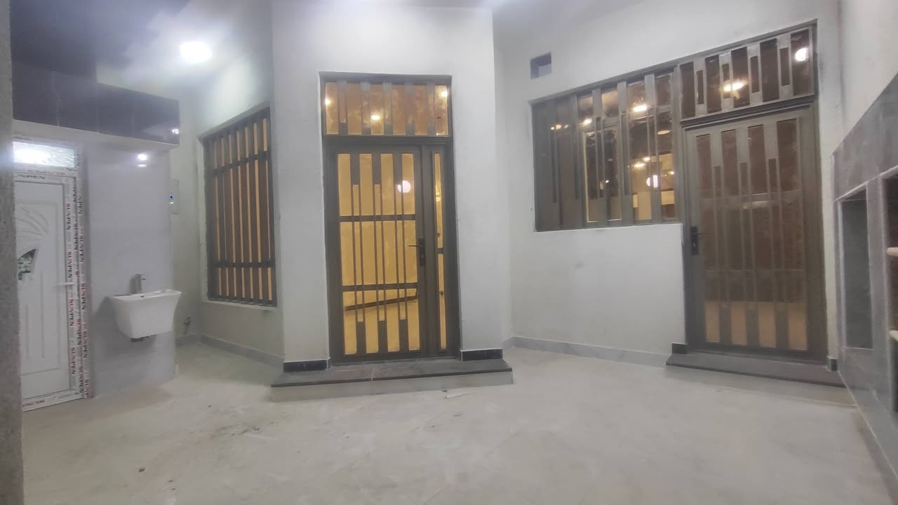 دار للبيع المساحه 140 متر بناء درجه اولى وحديث حي مغربه الشيشان الثانيه ظهر البنزين خانه وقرب السوق رقم الهاتف ***********
