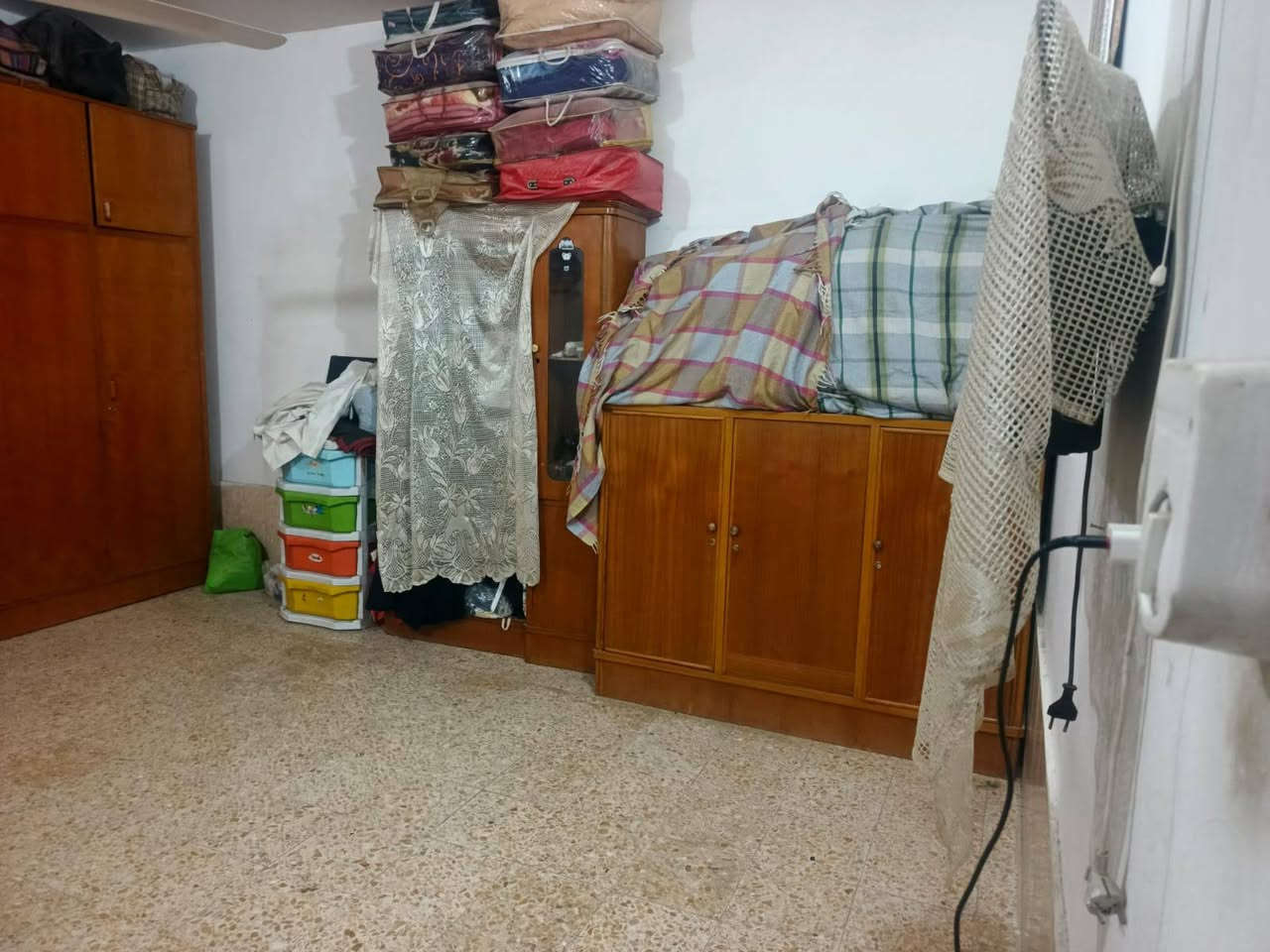 السلام عليكم ورحمه الله وبركاته
بيت 100متر في حي الوفاء الأساتله طابقين يحتوي على 3غرف وصالتين ومطبخ وصحيات السعر 135وبي مجال 
الأستفسار على ***********او وتساب
