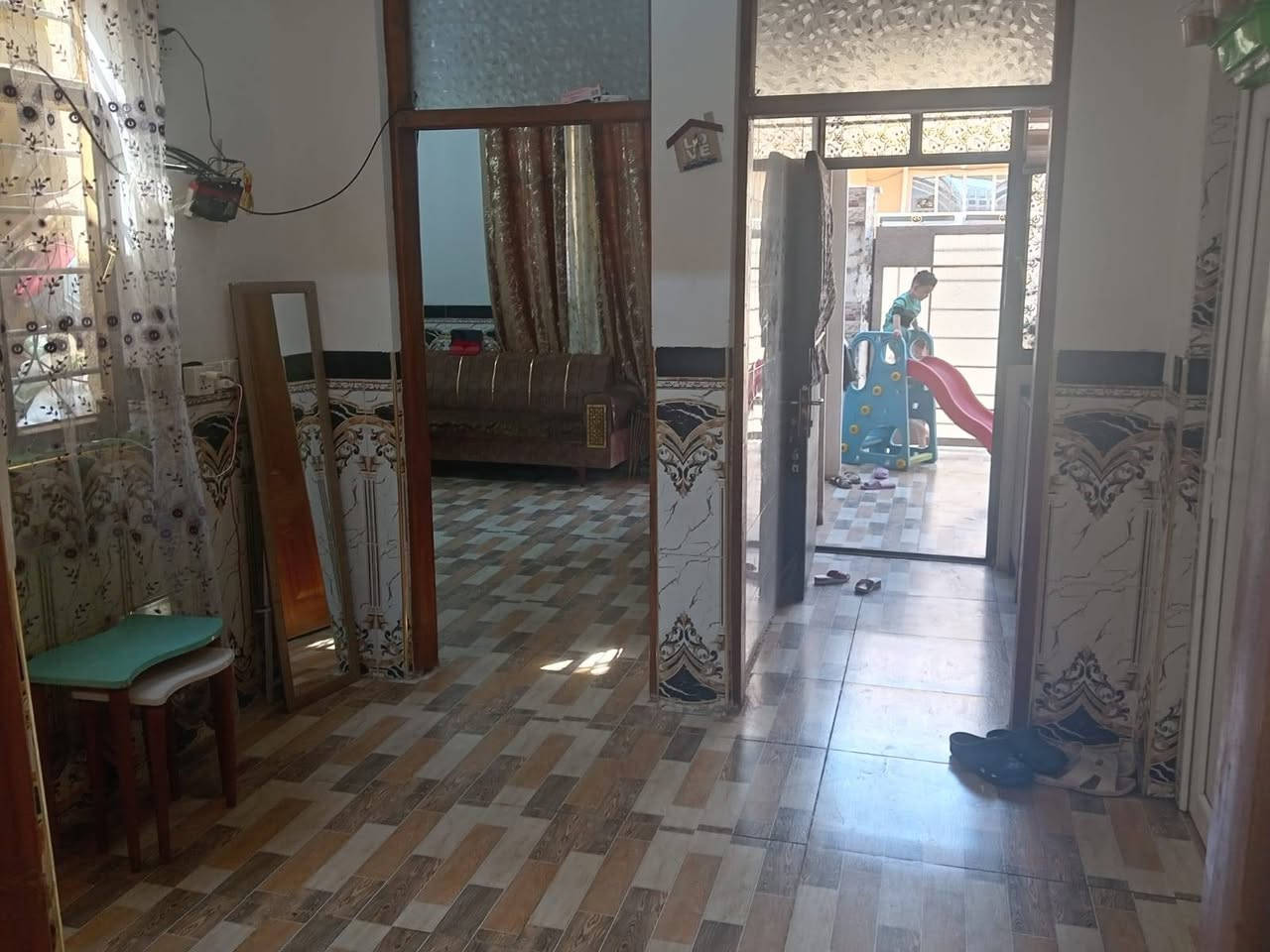 السلام عليكم للبيع دار المساحه 100 متر 

واجهه 10 ونزال 10 يحتوي ع ستقبال ومطبخ حولي غرفتين نوم ...
صنف العقار طابو زراعي سند 25

الموقع الراشديه منطقه البحيات قرب جامع ابو غازي..

خدمات كامله تبليط 

السعر 65 .للاستفسار اتصل ع ***********
