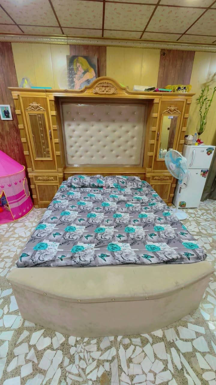 غرفة نوم • موديل المسرح • نقش بالأبواب