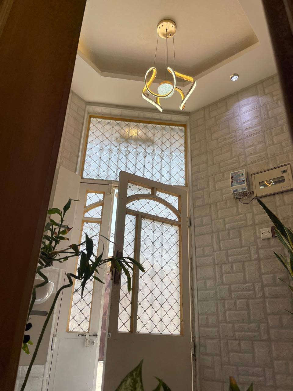 عرض
بيت مساحه ٢٤٠  طابو صرف 
سيف سعد خلف مستشفى الكفيل مباشرتا يعتبر شبه تجاري 
بناء جديد يحتوي على
استقبل رجال ٩*٤
استقبال نساء ٤*٤
مدخل وصحيات غربي للضيوف
غرفه ٤*٥ مع صحيات سويت كامل 
مطبخ ٦*٤
هول٣*٩
مجمع صحيات٣*٣
ممرات
الطابق الثاني 
مطبخ 
٣غرف ٤*٥
سطح
صحيات
والطابق العلوي 
بيتونه 
تاسيس غرفه نقص السقف فقط
سطح
البيت سقوف جبس بورد
ارضيه درجة اولى
البيت كامل من كلشي
شارع البيت ١٥ متر
وامام البيت ايضاً شارع ١٥ متر
للاستفاسر اكثر الاتصال ***********
