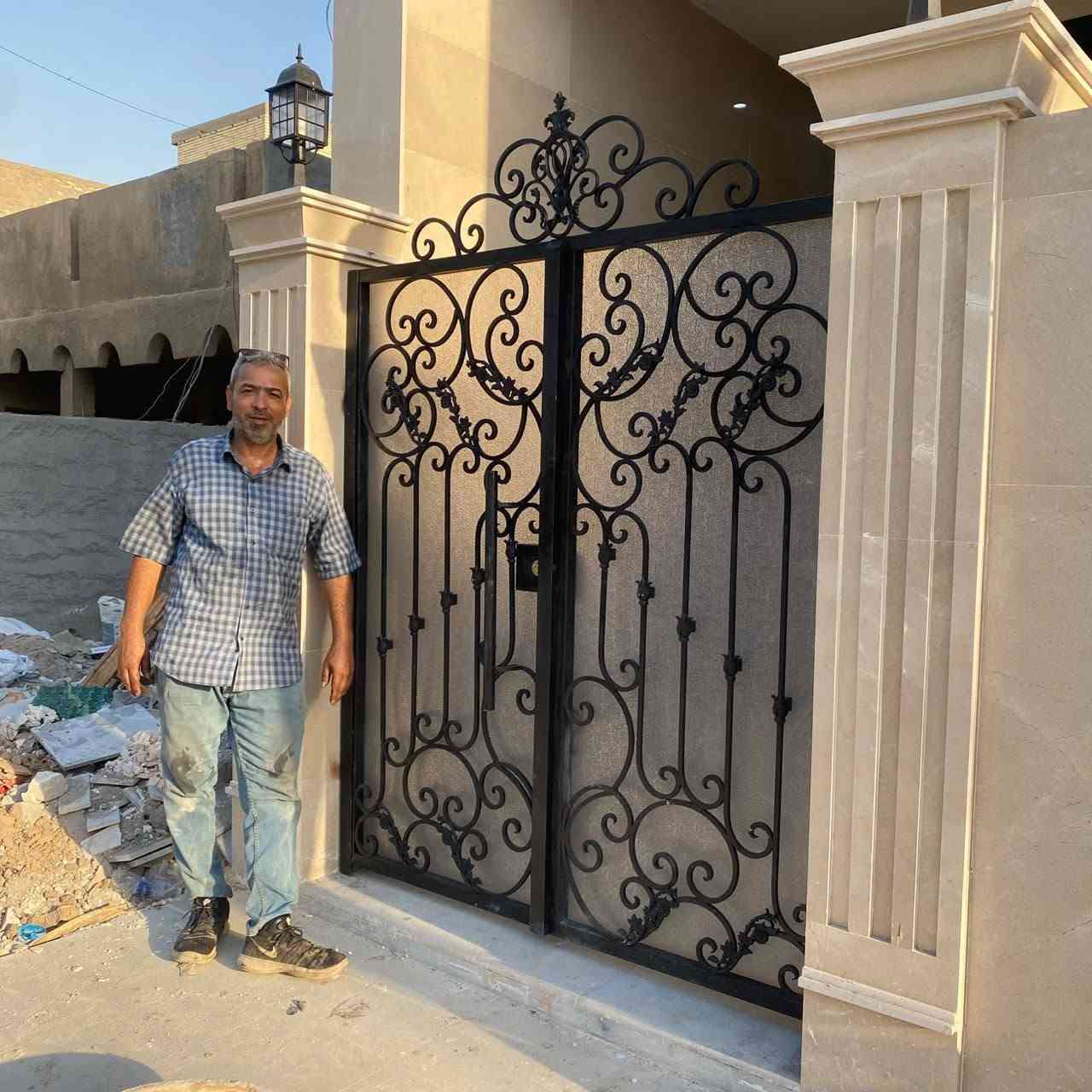بسم الله الرحمن الرحيم 
جمعه مباركه 

***********

نص مكتوب في الصور:
- الريس للحدادة والأعمال الحديدية أركان عبد الرحمن *********** الريس لتعوييج كافة انواع النقشات النباتية والهندسية وكافة الأشكال الصناعية بالنار والسندان بغداد السباع قرب باجة الحاتي فرع محلات الكناني ***********
