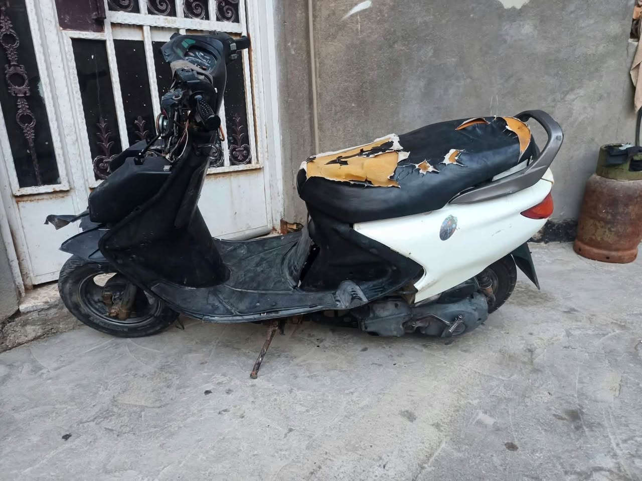 سلام عليكم فراشه للبيع مكينه ناعمه كلش مفتوحه مره وحده عل شرط تفحص شاصي مكفول عوزه كفر الامامي ولايتات فقط 
مكاني حي فرات 
سعر 250 وبيه مجال 
‭***********‬
