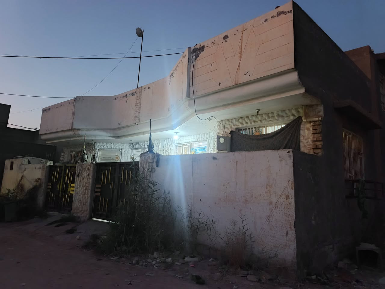 ثلاث مشتملات المساحه 300متر للبيع طابو سند 25 ركن على ثلاث شوارع خدمات كامله يحتوي كل مشتمل على غرفة نوم وصاله ومطبخ وستقبال وصحيات داخلية وصحيات خارجيه وكراج البناء طابوق السقف صب مسلح العنوان طويريج حي المثنى قرب بيت سيد عباس الموسوي  السعر 185مليون مع مجال بصيط جدا للتواصل *********** مكتب المهندس للعقار أحمد ألجبوري البيع كلهن بدون تجزئة
