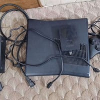 اكس بوكس نضيف حيل وشغال اكثر من 80 لعبه ويه يدتين ب125    07769441449