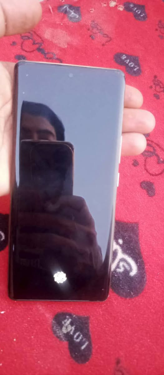 سلام عليكم  شباب تلفون البيع زيرو 30 سعر 300 وبيه مجال العنوان بروانه تل ترنثه،***********

نص مكتوب في الصور:
- Infinix HOT 40 Pro