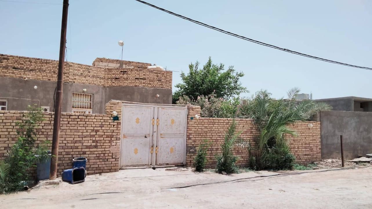 دار زراعي للبيع
المساحه 400 متر الصخيين شارع علي الاكبر ع 
4 غرف نوم مطبخ حمام صحيات صاله 8 في 4 استقبال 13 متر عرض 4 معزول عن البيت حديقة 80 متر كراج سيارتين 
ماء كهرباء بي وصل طابو 
تلفون *********** بي وات ساب
