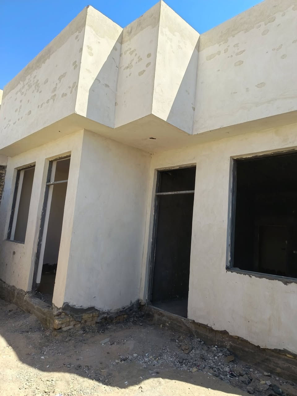 سلام عليكم
#بيت للبيع.
الموقع /مجمع الرياض السكني /حي النفط /قرب مجمع الدوحة السكني.
مساحة البيت 200 متر / البناء 160 متر.
غرف عدد٢
صاله
استقبال
مطبخ
صحيات داخلية وخارجية
باقي فقط سيراميك وارضية ويكمل. 
البيت مشتري ع مبادرة المصرف العقاري بالاقساط.
مطلوب مقدمة 35 مليون بالاضافه إلى الأقساط المدفوعه
للاستفسار أكثر الاتصال على الرقم
***********
