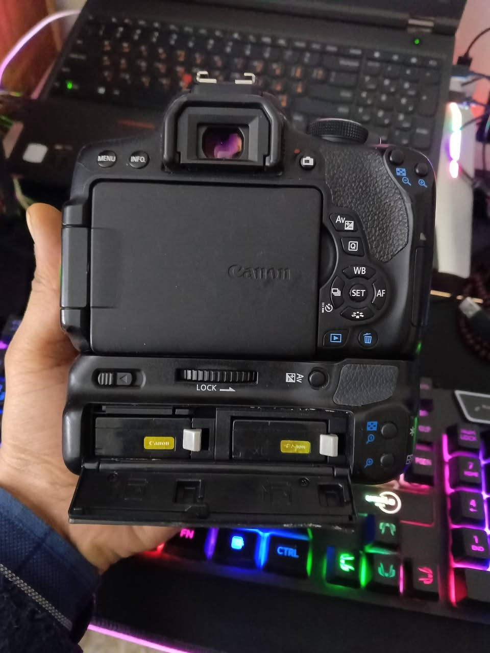 للبيع كاميرا Canon EOS 750D
🔹 عدسة أصلية Canon EF 50mm f/1.8 STM
🔹 تصوير عالي + فيديو Full HD

📦 الملحقات: بطارية، شاحن، غطاء، ستراب
✅ نظيفة جداً استخدام خفيف
✅ جاهزة للاستخدام

💰 السعر: (ينذكر) قابل للنقاش
📲 للحجز: خاص أو واتساب ***********
