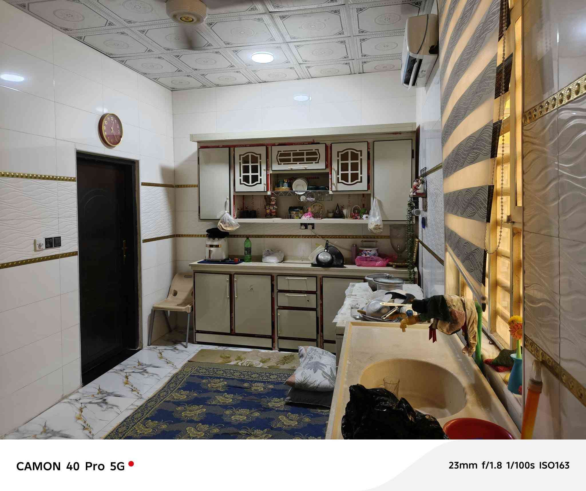 دار سكن البيع💯  طابق ونص شقه  الدار طابو صرف زراعي بسعر مناسب 
العنوان الجزيرة باب الهوى /شارع 40 يبعد عن الشارع  باب الهوى 20 متر  بناء حديث مساحة الدار 200 متر  
يحتوي الدار على شقه بناء حديث درجها خارجي تحتاج التطشيب 🏭 
يحتوي الدار على غرفتين   
ديوانية باب داخلي وخارجي  🎢 
صاله داخلية  
مطبخ 🥦 حار وبارد 
صحيات مفصولة  🚽
 بناء حديث ماناقصه شي تجي وتكعد  
المنطقة هدوء  وشارع جبير   
عندك كراج جبير يكفي سيارة   
السعر 🧧 130 قابل التفاوض ملاحظة انا صاحب الدار  
الاستفسار الأرقام 
***********
***********
