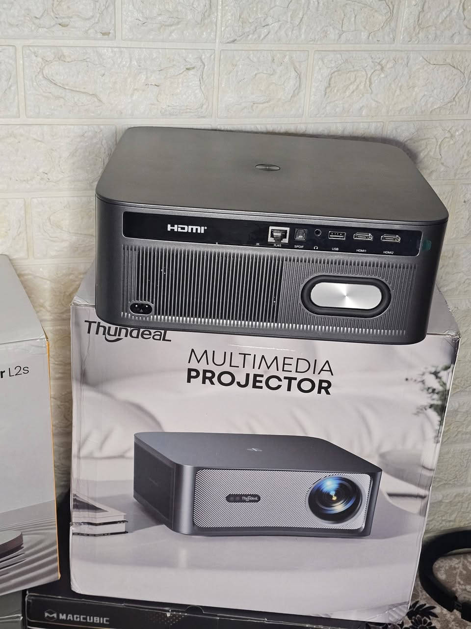 داتاشوو عملاق 3000Ansi 😍داتاشوو من شرکة ThundeaL نسخة TD98PRO
ThundeaL TD 98 Pro 
3000Ansi 
30000Lumens 
Google TV
Android TV
HDR 10 PLUS
یدعم خاصیة MEMC 😍
سماعاتة المحیطیة Dolby Audio 30W
100 الف ساعة عمرة عدسة
دقة نهاریة لایحتاج مکان مضلم 🤩
متوفر جدید غیر مستخدم 
الي یرید راسلني علی واتساب ; ***********
واحد من افضل و ارقی نوعیات داتاشوو ل کل العالم 😍

نص مكتوب في الصور:
- ThundeAL Home Stop Apps Click to speak 18:00 4K Support 2*15w Speaker Auto Focus 3000 Ansi Lumens Favourite apps NETFLIX prime video Google Play Store +
- ThundeaL 4K 4K decoding 2G+32G MEMC Support 3000 Ansi Lumens
- 15 Вт*2 динаміки. Захопливий 3D стереозвук. 15 Вт*2 DSP технологія Панорама VR на 360° 3D стерео Басова діафрагма
- ADVANTAGES OF TD98 PRO PROJECTOR 4K Support 20000:1 30000 Lumens/3000Ansi 1080P WiFi 6 BT 5.4 BT - Compatible 2+32G 100000 hours Long-Lasting Lamp Life Zoom 50%-100% MEMC HiFi Speaker 15W*2 HD 2.0 support HRD HD-ARC Auto Focus Auto keystone Intelligent obstacle avoidance Auto Curtain Entry
- Native 1920*1080P Projector 3000 ANSI brightness and support 4K decoding Image Noise Reduction +30% Brightness MEMC EMHANEO CLARITY REVIVIFICCATION 4K 4K decoding HDR IC+ Ours 1080P 30000 Lumens 20000:1 contrast others 1080P 15000 Lumens 10000:1 contrast