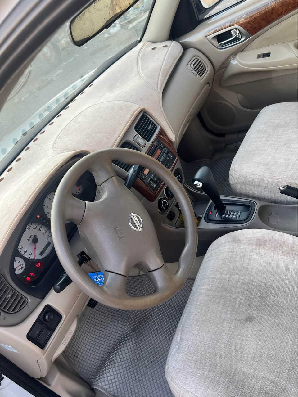 نیسان سەنی ٢٠١٠ یابانی بۆ فرۆشتن
فول مواسەفات ناو فۆرمیکا 
کەلە و کۆنترۆل 
بێ بۆیاخ بەس ساردی هەیە لەگەل قرچێکی بچوکی هەیە لە دواوە  پێش کەپس رەسمی سۆنەرم داناوە
یەک دیناری مەسرەفی نیە بەشەرتی هەموو شتێک
بەس سەنەوی بەسەرچووە 
لە سلێمانیم
پەیوەندی بکە بەو ژمارەیە
*********** Singapore
