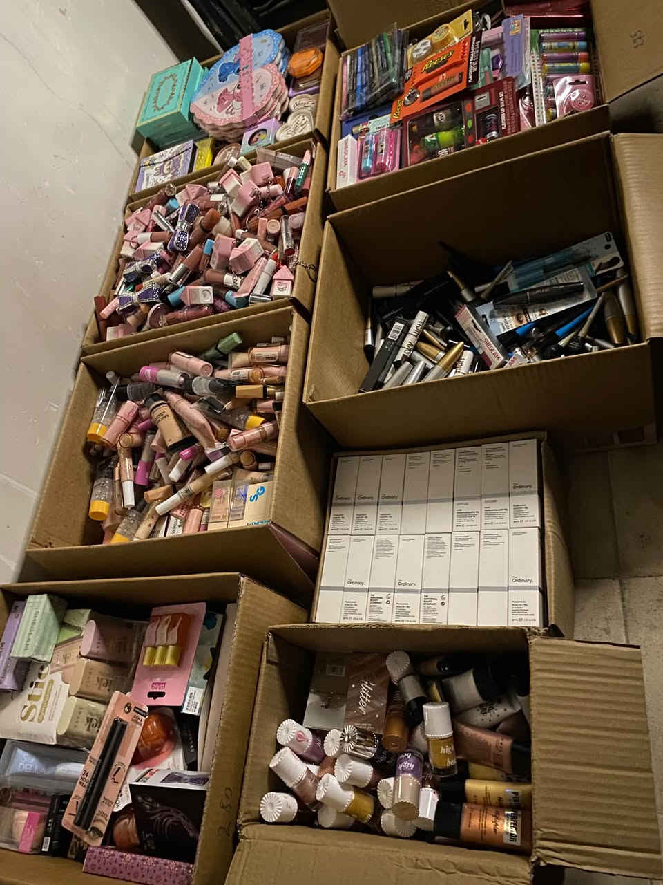 شلعه مكياج كللللشي بيها 1800 قطعه  كارتون حمر وكلوسات وكارتون اساسيات من فاونديشن وبرايمر وكونسيلر وكارتون باليتات وباودر وبلشرات وكارتون مسكارات وايلاينر وكارتون اضاءه كارتون سيروم اوردنري و3 كراتين مشكل كلشي بيهم مكرتن ومغلف مزيل مكياج ومثبت مكياج وغسول بشره ومرطبات وصابون بشره واظافر وبيهم ماركه شيكلام 
للاستفسار على الواتس : ***********
@إشارة
