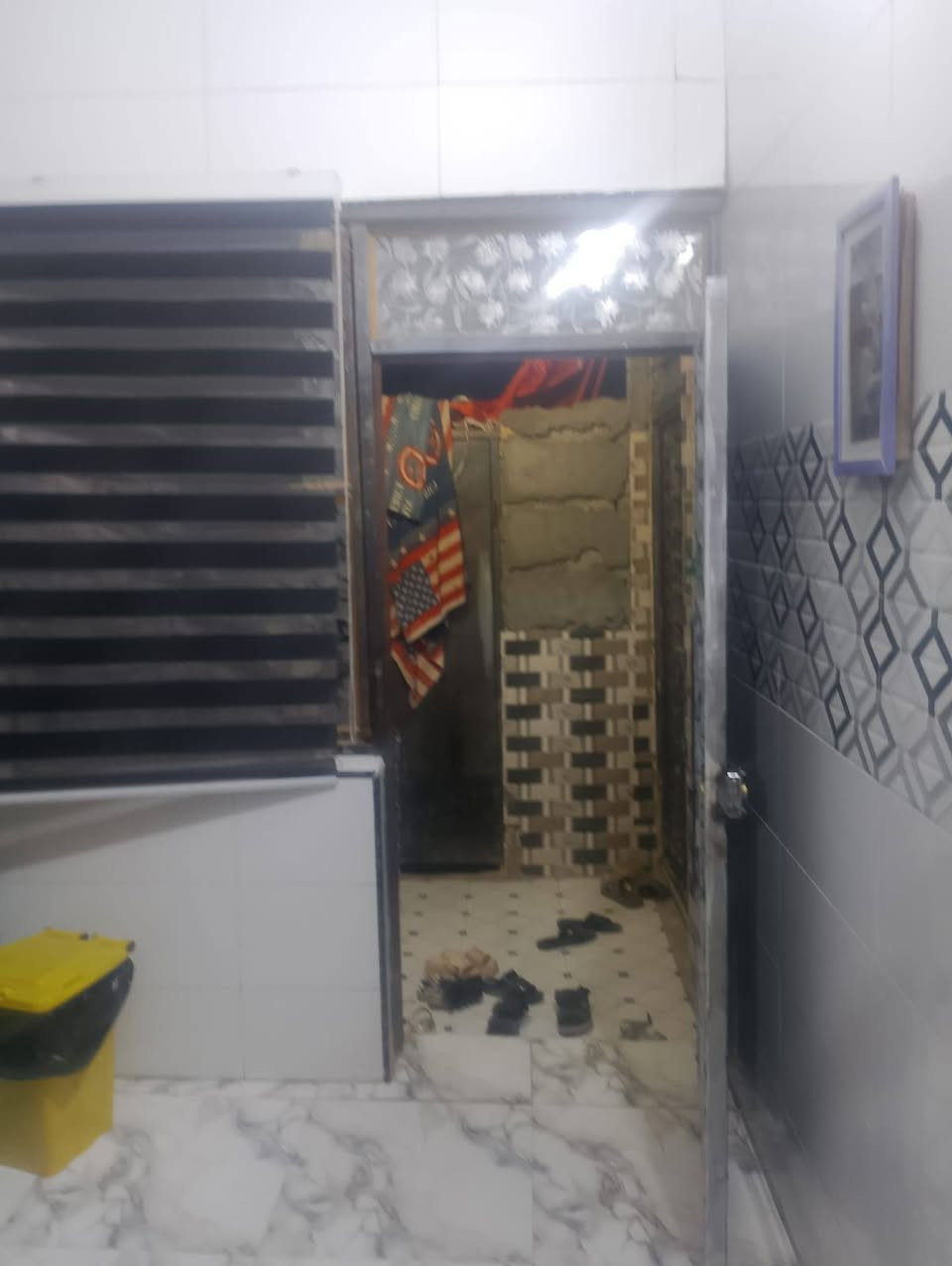 بيت مساحه 120متر بلوك صب الاسكان صناعي قرب مدرسه الحريه فرعي بي غرفتين صاله مطبخ دوانيه صحيات خارجيه السعر 38 وبي مجال الشراي ***********
