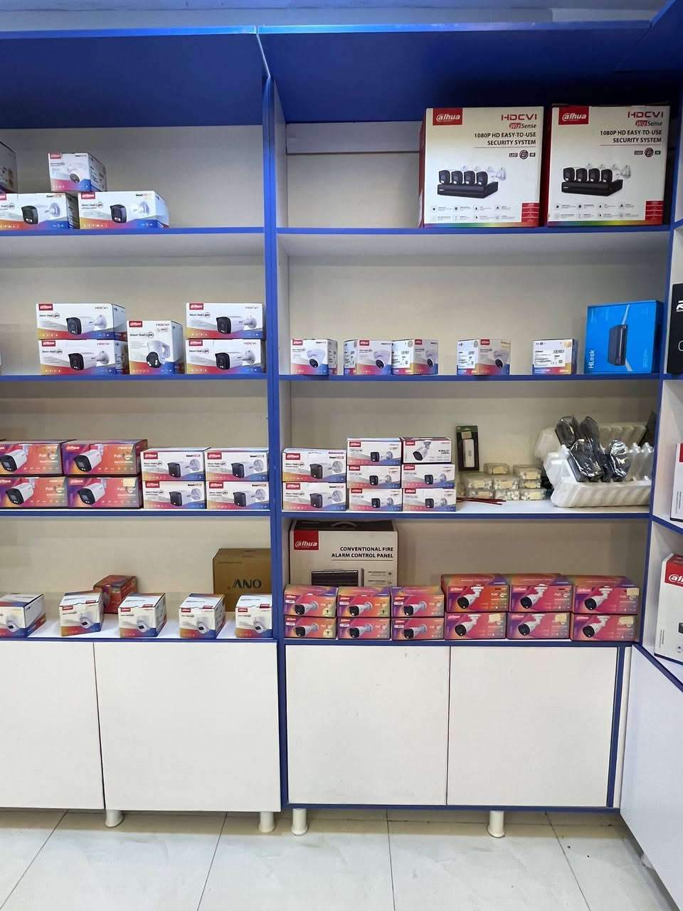 سلام عليكم 
فاترينات عدد 6 سعر الفاترينه 150الف طبعا قياس العرض135 سنتم
ميز مكتبي عدد1مع كراسي عدد2 بسعر 300الف جدد الغراض 
مكانه كربلاء للاستفسار ***********
يوجد توصيل
