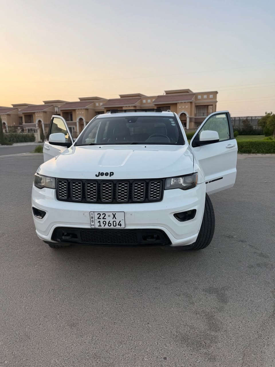✨ جيب غراند شيروكي ليمتد (Limited Blacktop) - مواصفات خاصة ✨
🚗 تفاصيل السيارة والمواصفات:
 الوارد: كندي 🇨🇦
 الموديل والفيئة: Grand Cherokee - Limited Blacktop
 المسافة المقطوعة: 53 ألف ميل فقط (53k mi)
 المحرك والكير: بشرط وكفالة عامة ⚙️
🔥 أبرز المواصفات:
 فتحة سقف
 كشنات كهرباء (جلد + كنتارا)
 تدفئة كشنات + تدفئة استيرن
 شاشة كبيرة
 بصمة أبواب + تشغيل عن بعد 🔑 (دبل سويچ أصلية)
 صندوق كهرباء
 رادار خلفي + نقطة عمياء (Blind Spot) + حساسات خلفية
 وباقي مواصفات الليمتد المعروفة الغنية عن التعريف
💥 حالة البودي والمكفول:
 السيارة دخلت كلين للعراق 🧼
 الحادث بسيط جداً داخل العراق: جاملغ جهة السائق + ربع بونيد
 بدون دواخل نهائياً لا صبغ ولا تعديل وبدون أي إيرباگ طاق (سليم 100%)
 الرقم: رقم أربيل/شبه مميز وحلو 🔢
سياره باسمي شرط تحويل وغرامات
📞 للتواصل والاستفسار:
*********** أربيل, العراق
