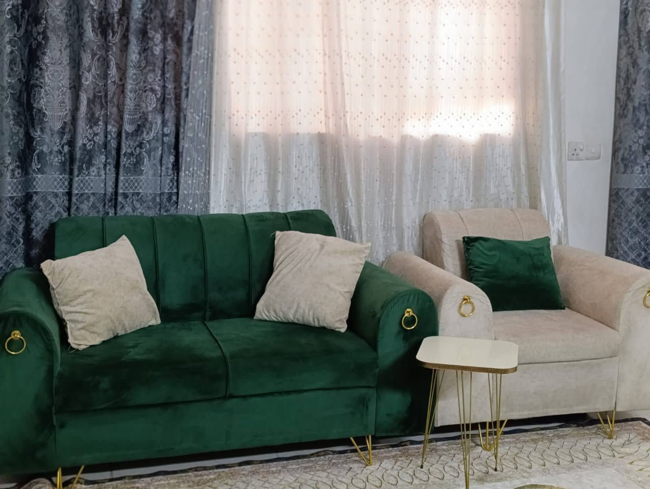 عندي تخم ٧ مقاعد مستعمل استعمال بسيط بعده جديد كلش محافظه عليه نظافه ٩٠٪ و الاسفنج و القماش ممتازات أريده ٣٠٠ الف وبي مجال تواصل على هذا رقم *********** مكاني الدورة

