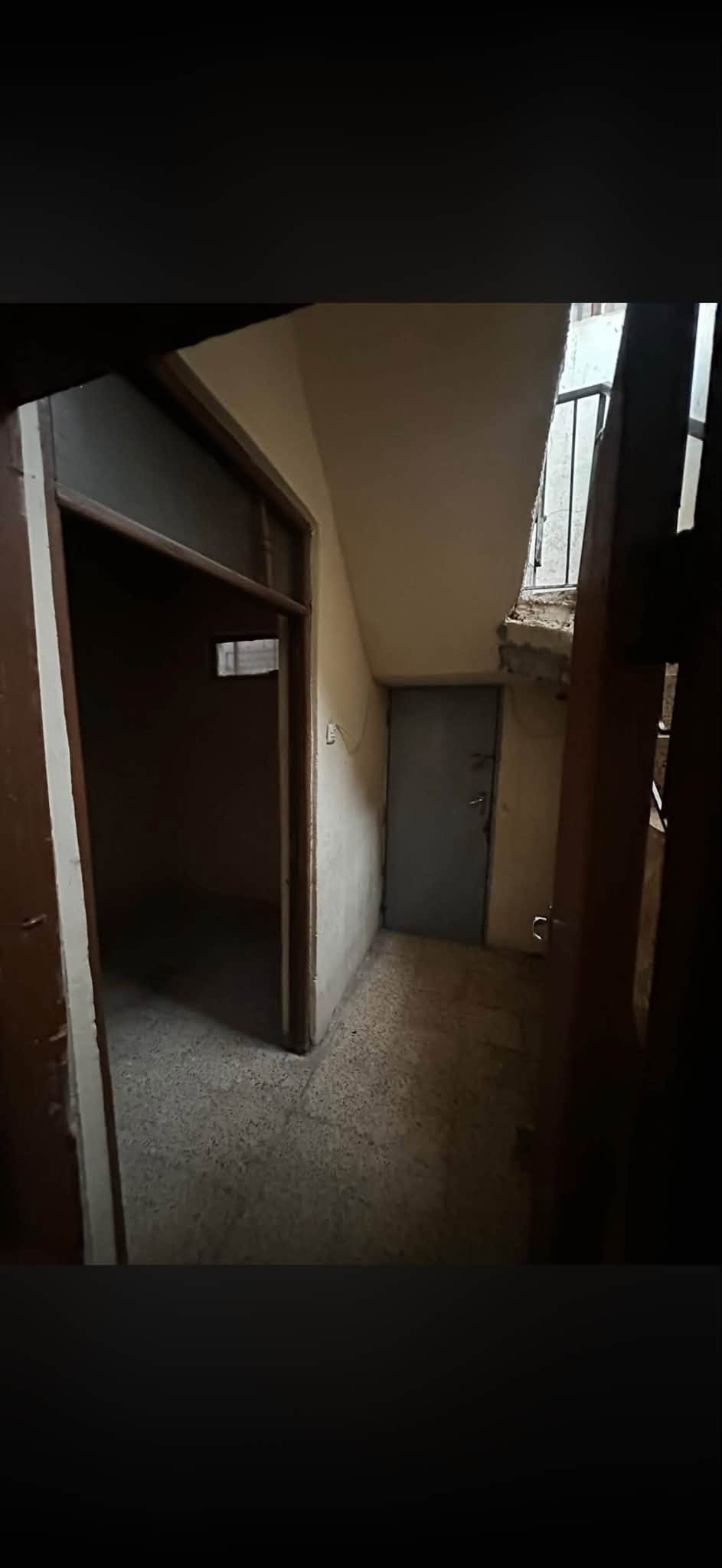 دار في حي البكر خلف مطعم بيت جدي مساحة ٢٠٢ونص واجهة ٩ ونص  سعر مناسب بسعر ارض وبيت جاهز سند جديد شرط تحويل   السعر 168 وبي مجال ***********
