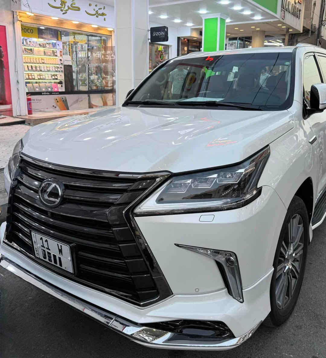 سلام عليكم 
لكزس LX570
super sport 
2016 
بريم أصل 
كامل مواصفات 
مواصفات اللكزس معروفة 
مكفولة كفالة عامة من جميع النواحي
للأستفسار : ***********
